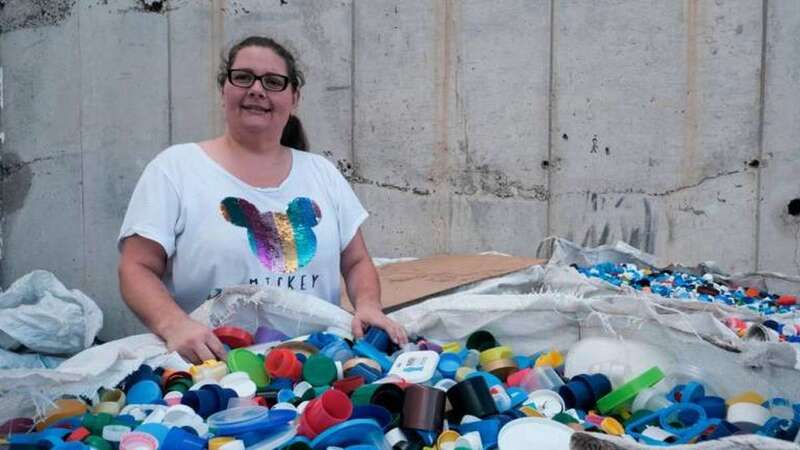 Miriam Ramírez, presidenta de Todosuma Canarias, posa con una muestra de los tapones que tienen almacenados en Jinámar (Foto C7)